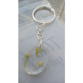 ميدالية شكل بيضاوي بتلات زهر اصفر