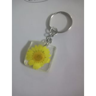 ميدالية مربعة بالزهر الأصفر