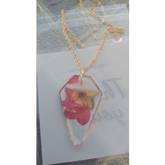 سلسال بتلات زهرة حمرا