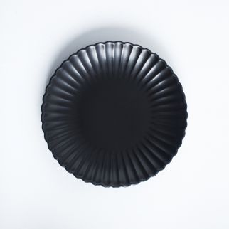 10 Inch Ceramic Chrysanthemum Round Plate: Add elegance to your table setting with this exquisite ceramic chrysanthemum-patterned round plate, Black Color