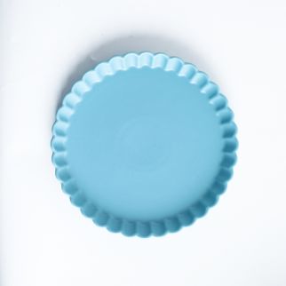 8 Inch Blue Chrysanthemum Round Pizza Plate: Enjoy serving your favorite pizza on this charming blue chrysanthemum-patterned ceramic plate.