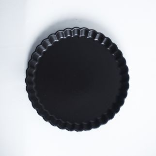 8 Inch Black Chrysanthemum Round Pizza Plate: Enjoy serving your favorite pizza on this charming blue chrysanthemum-patterned ceramic plate.