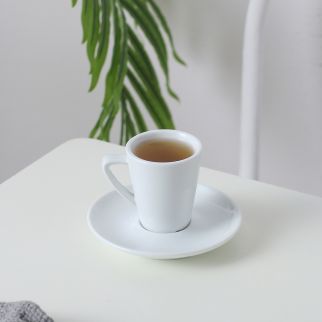 مجموعة من 6 قطع من أكواب وصحون سيراميك باللون الأبيض.
