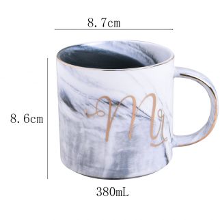 A marble mug with a gold-coated rim and a capacity of 380 ml.