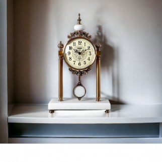 ساعة الطاولة العتيقة