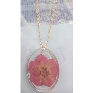 عقد بيضاوي بالزهر الاحمر